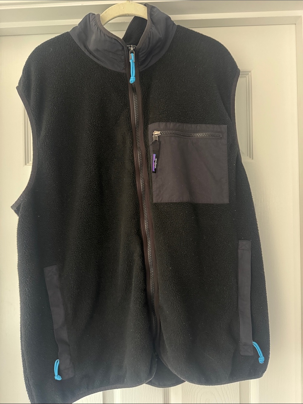 Patagonia men’s XL Black Fleece Vest with Blue Pulls
